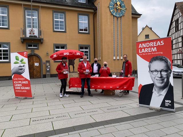 Info-Stand vor dem Rathaus